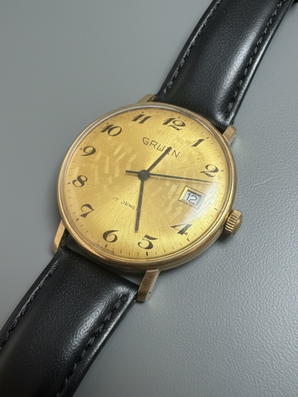 Vintage Gruen Precision 17J manual wind date gold dial 34mm, running